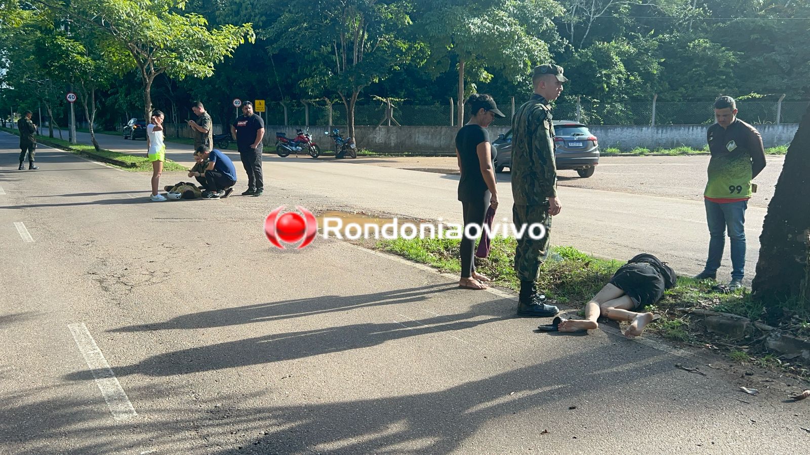 URGENTE: Motociclista fica em estado grave após atropelar ciclista e bater em árvore