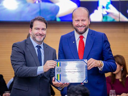 CERIMÔNIA: 'Sou rondoniense', diz Nelson Wilians ao receber título da Assembleia