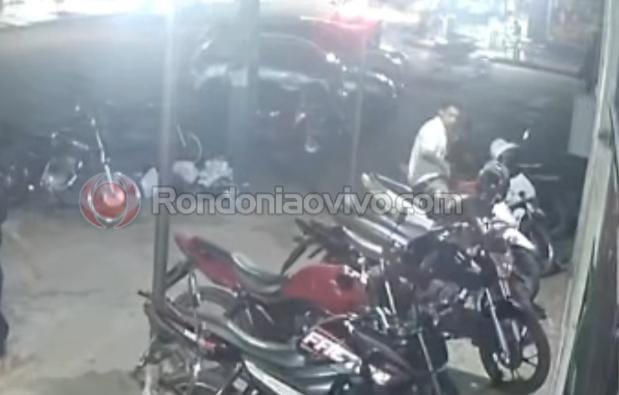 VÍDEO: Ladrão é filmado furtando moto de mulher na frente de escola