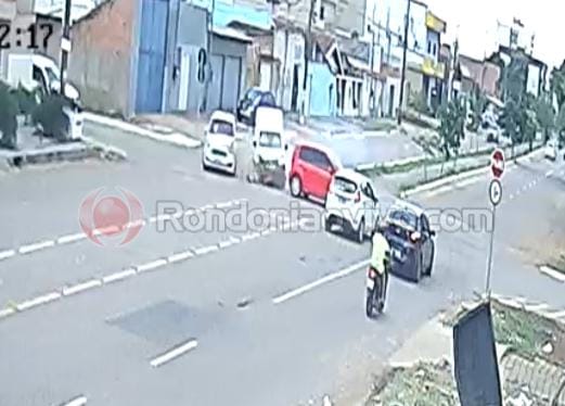 ASSISTA: Vídeo registra forte colisão entre três veículos na Pinheiro Machado