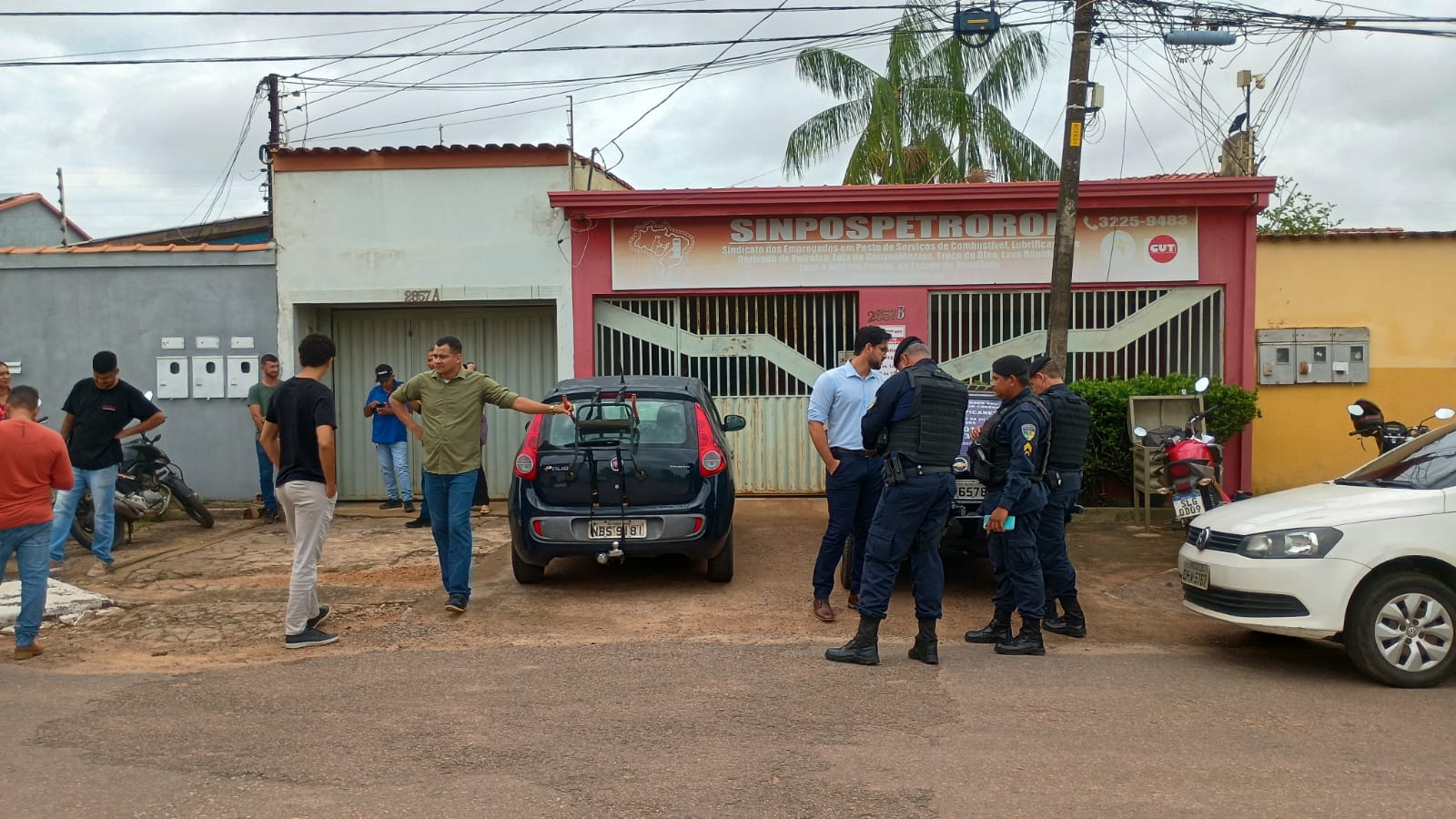 DEIXADOS DE FORA: Associados do SINPOSPETRON ficam de fora de assembleia 