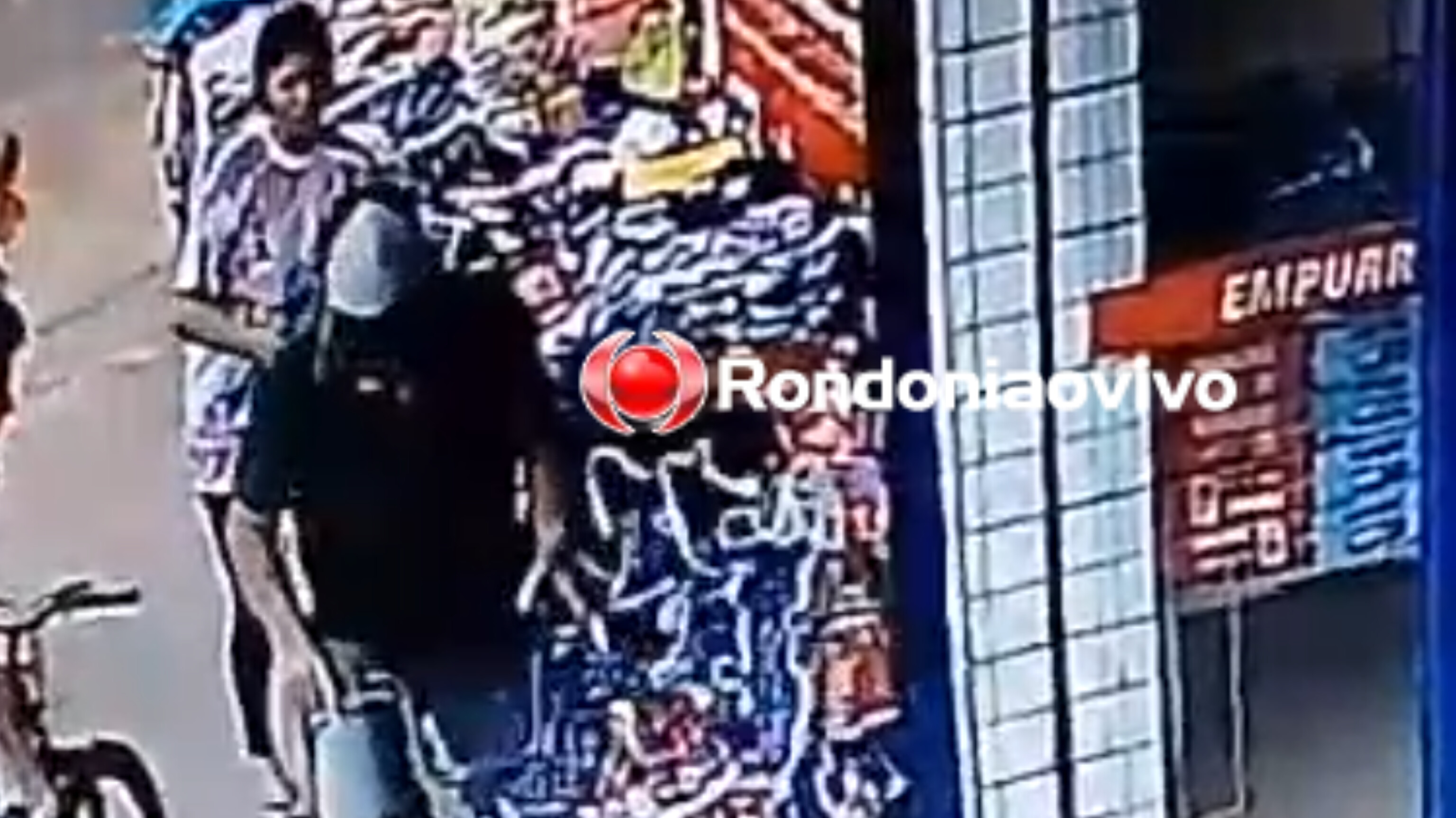 VÍDEO: Ladrão em bicicleta é flagrado roubando iPhone de vendedora na frente de loja 