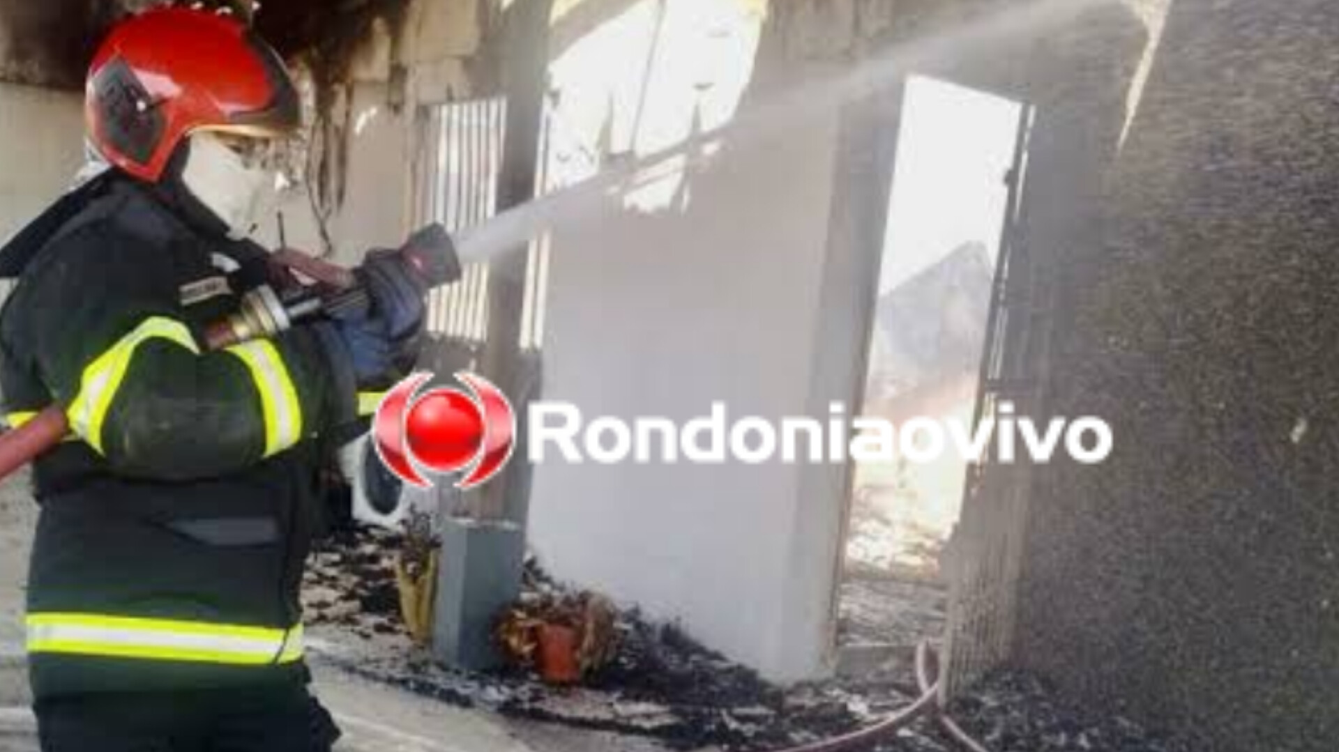 FOGO NO CENTRO: Idosa de 72 anos é socorrida após incêndio em residência 