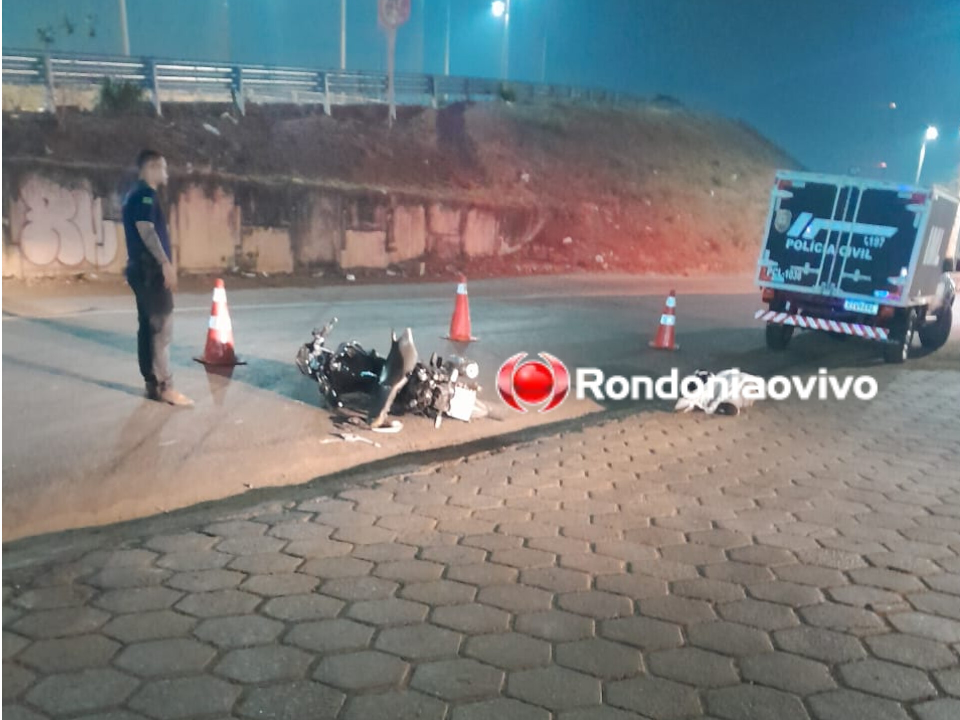 FATAL: Motociclista em CB300 morre ao sofrer queda em frente ao viaduto 