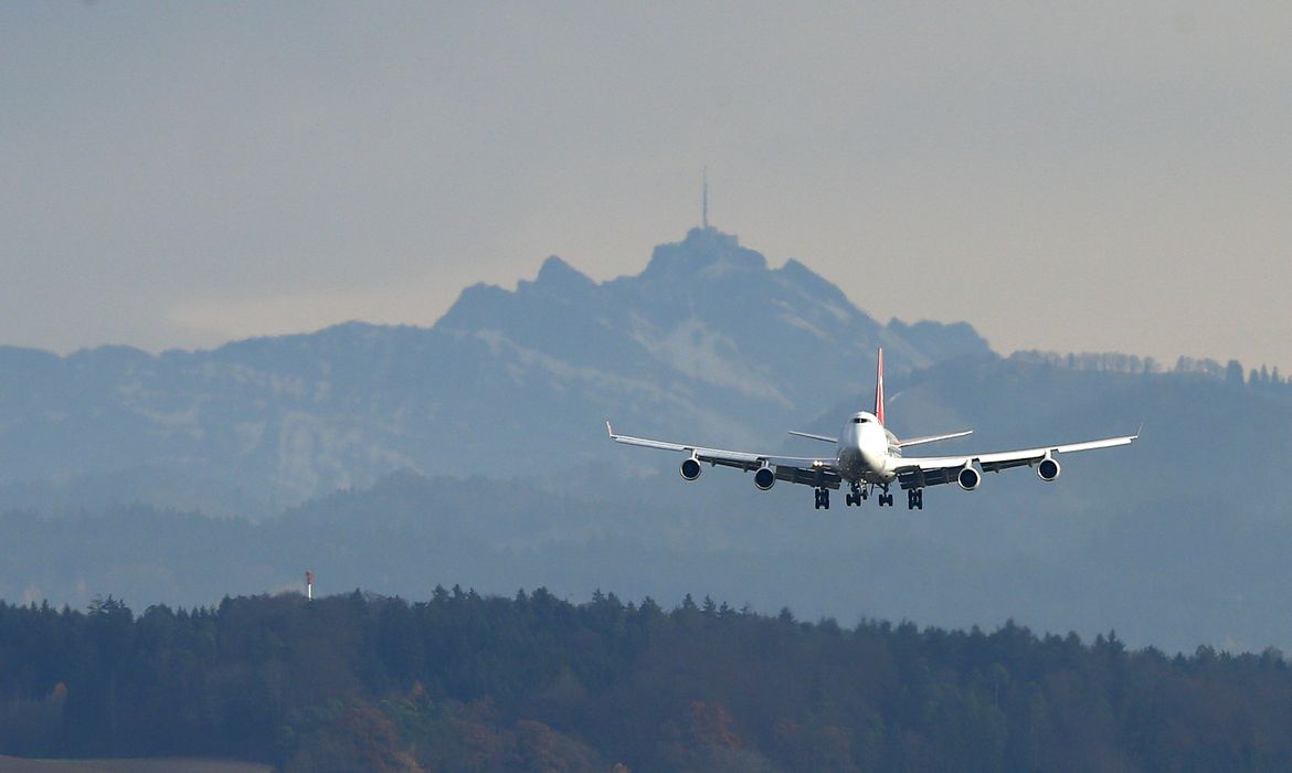 DESAPARECEU: Boeing 737-500 some do radar logo após decolar na Indonésia