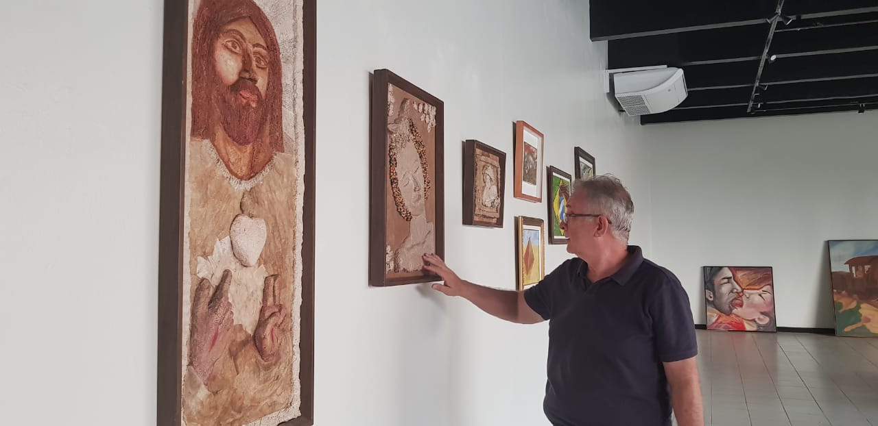 Café da manhã abre exposição do artista plástico João Zoghby