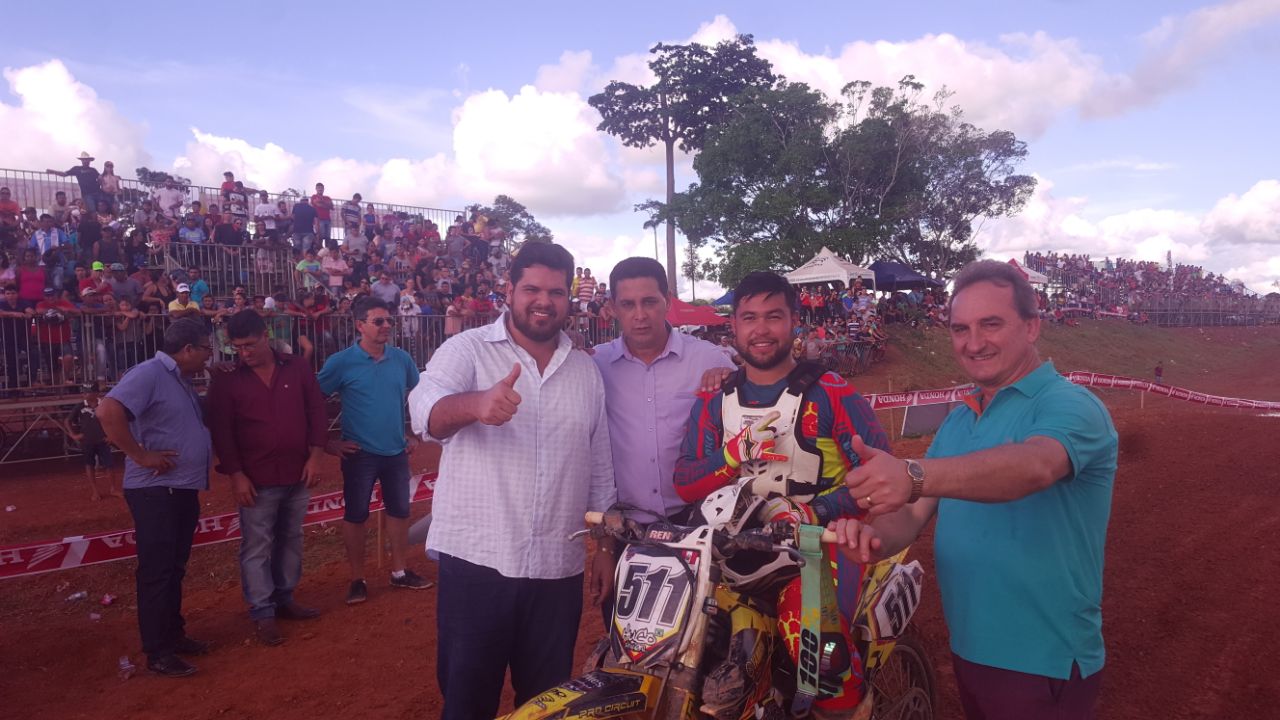 Jean Oliveira prestigia campeonato de motocross em Rolim de Moura