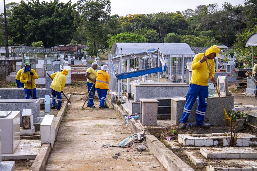 MUTIRÃO: Prefeitura intensifica limpeza dos cemitérios para do Dia de Finados