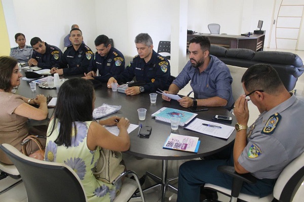 Léo Moraes se coloca à disposição para apoiar Patrulha Maria da Penha