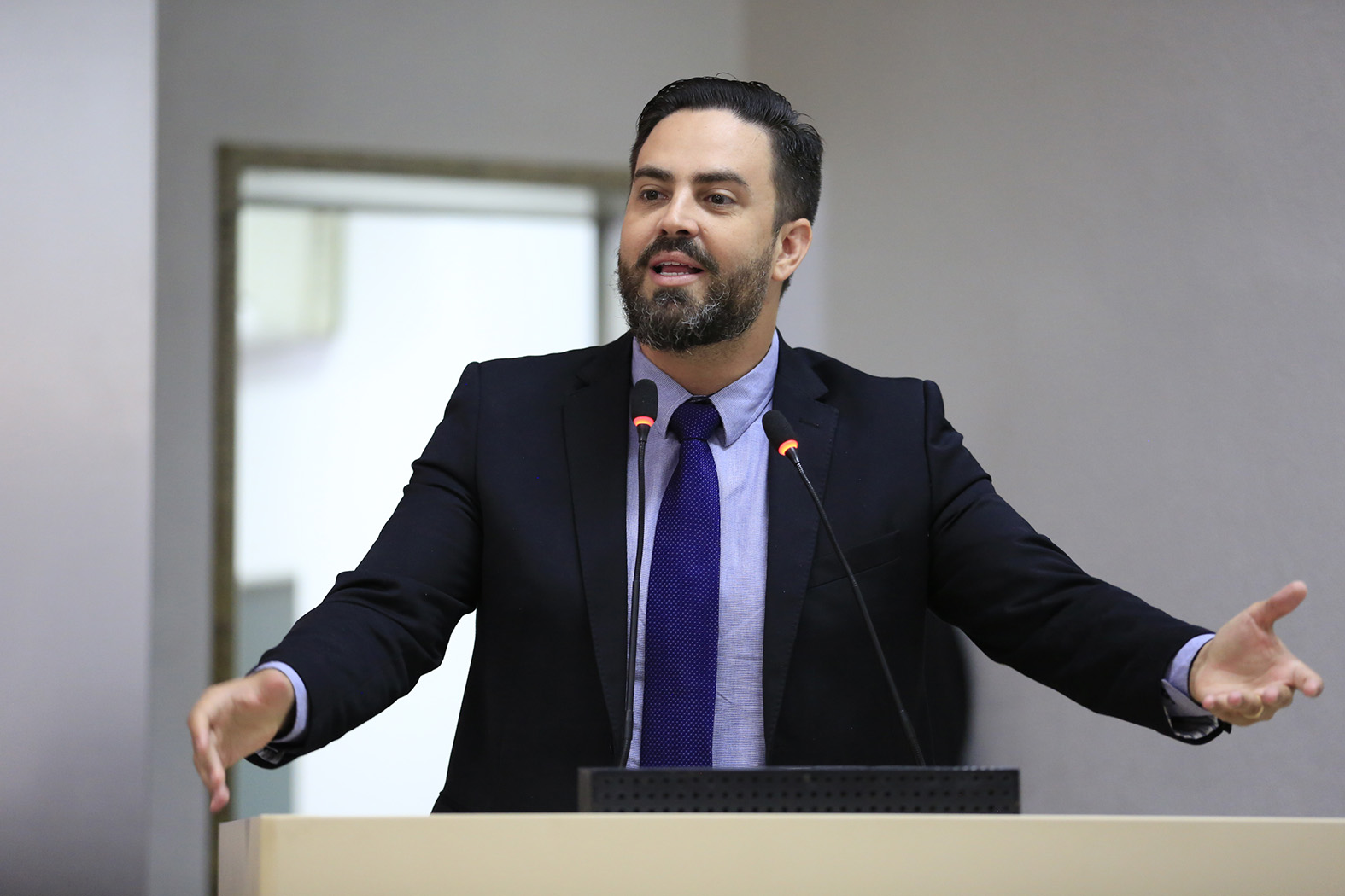 Léo Moraes defende projeto que considera engenharia e arquitetura como carreira de Estado