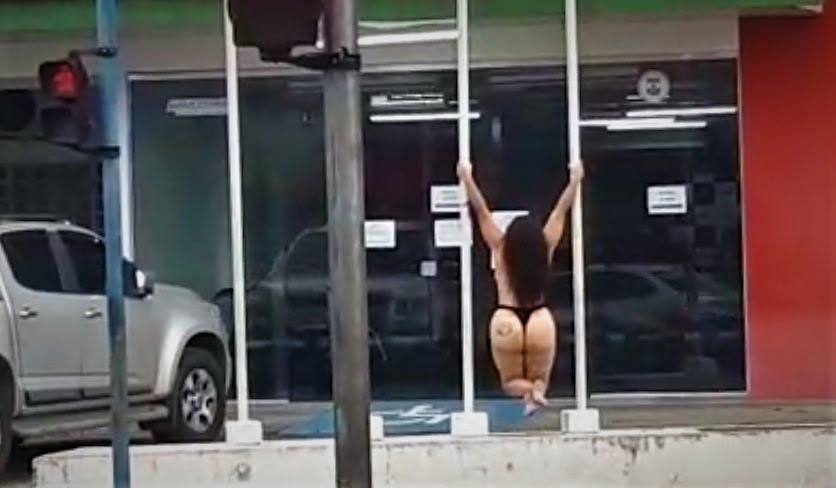 VÍDEO: Mulher ignora coronavírus e faz pole dance em frente de delegacia