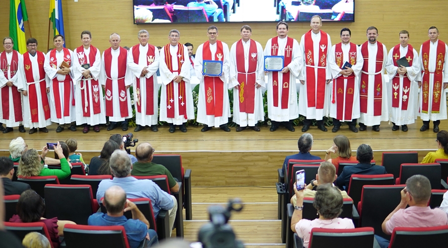 LUIZINHO GOEBEL: Deputado preside sessão solene em homenagem à Igreja Luterana
