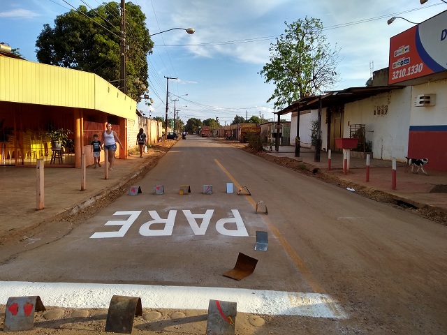 TRABALHO: Após asfalto, Da Silva do SINTTRAR conquista sinalização no bairro Cohab