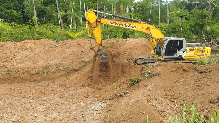 ECONOMIA: Município apoia produtor rural com transporte e construção de tanques