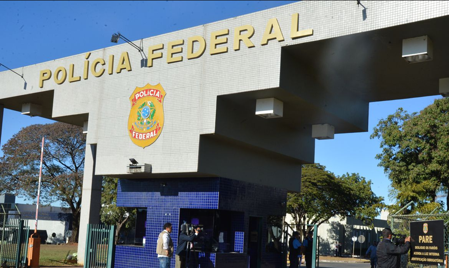 STF: PF cumpre mandados de busca de armas da deputada Carla Zambelli