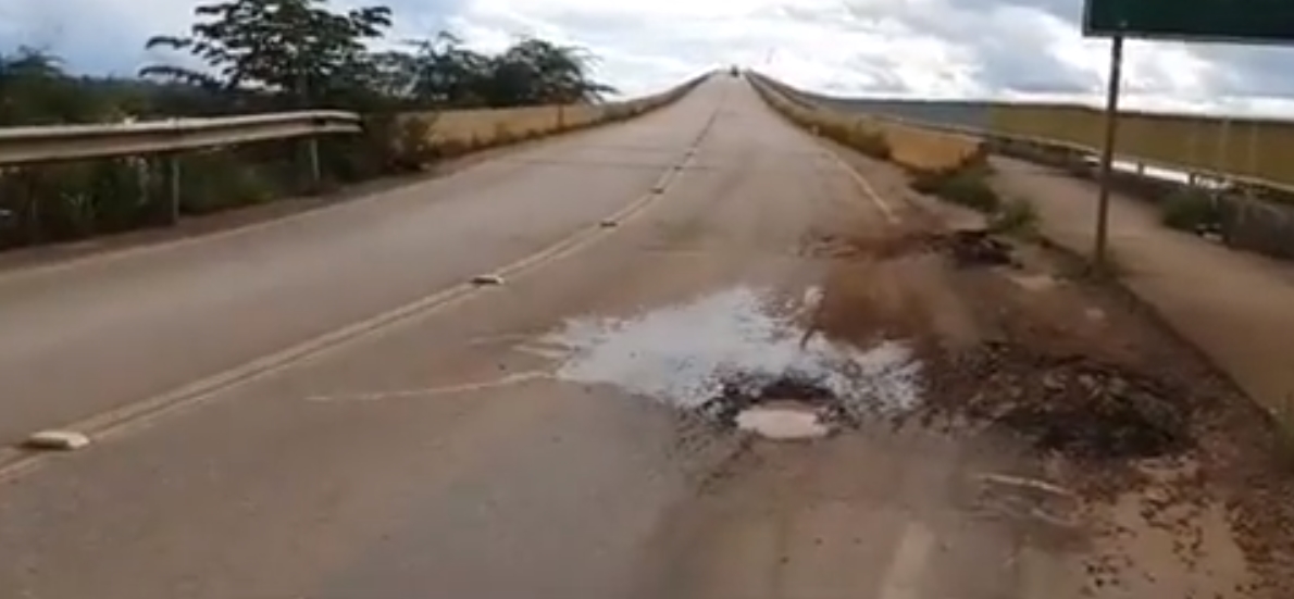 PERIGO:  Buracos na cabeceira da ponte do Rio Madeira são riscos a motoristas