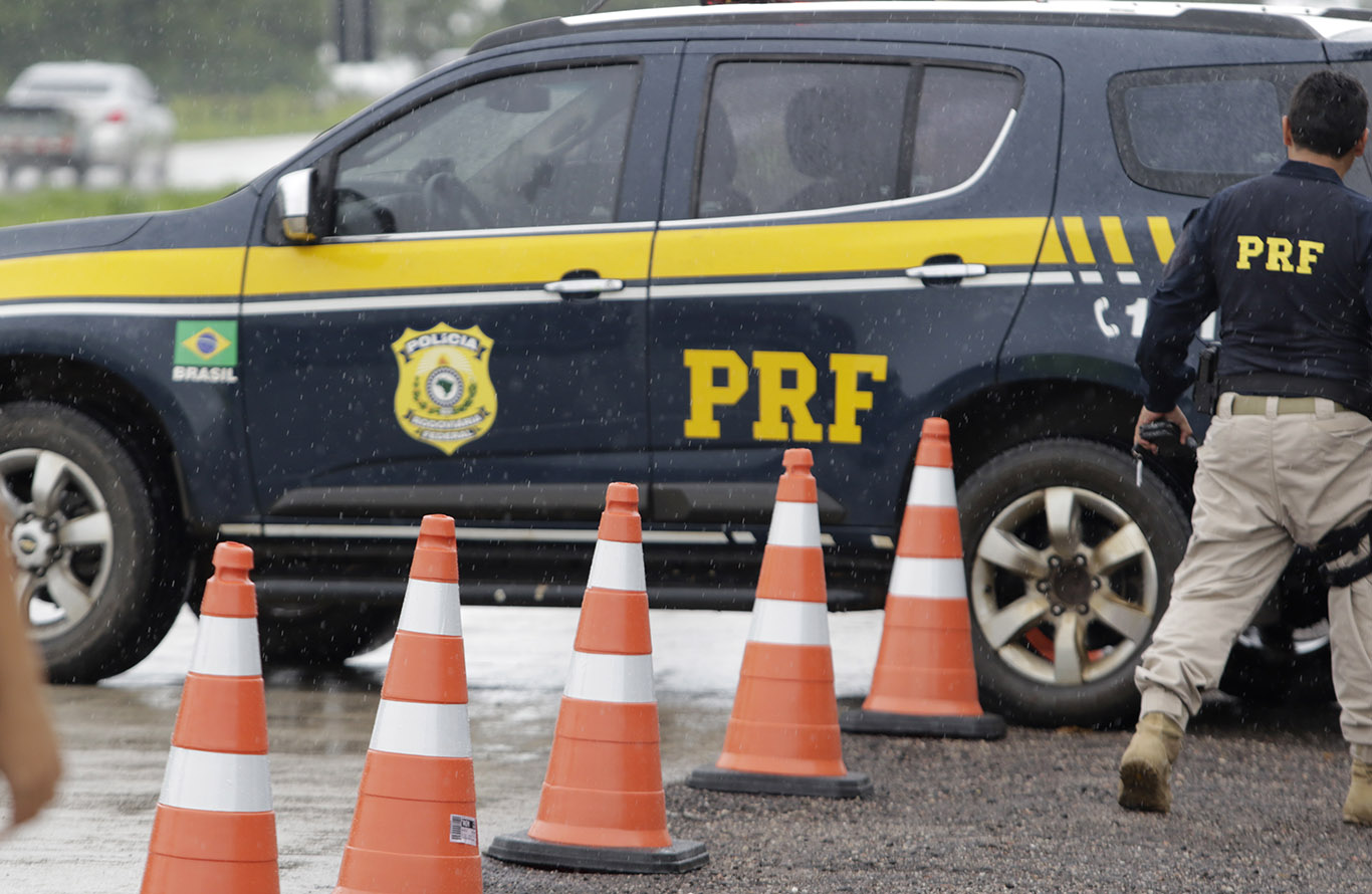 BR 364: Motorista bate carreta carregada com soja ao dormir no volante