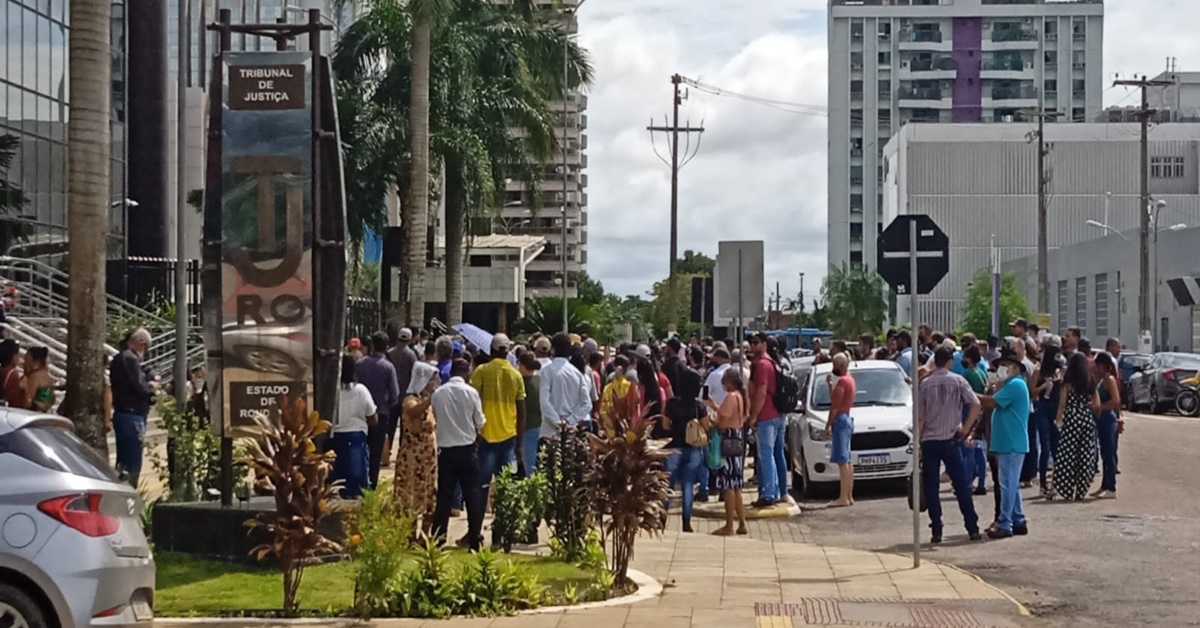 PROTESTO: Dezenas de agricultores fecham rua em frente ao TJRO