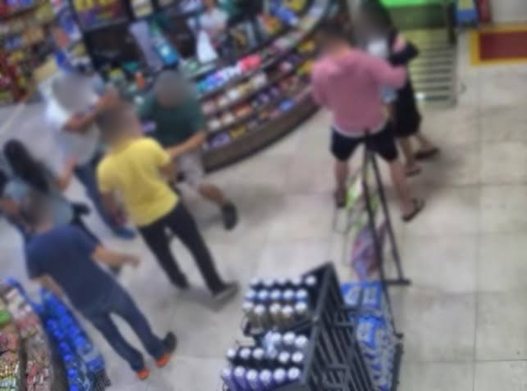 LEVOU A PIOR: Populares espancam homem que agrediu a ex em conveniência 