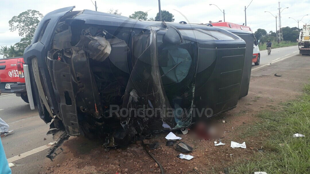 URGENTE: Capotamento na BR-364 deixa motorista com cabeça prensada em Amarok