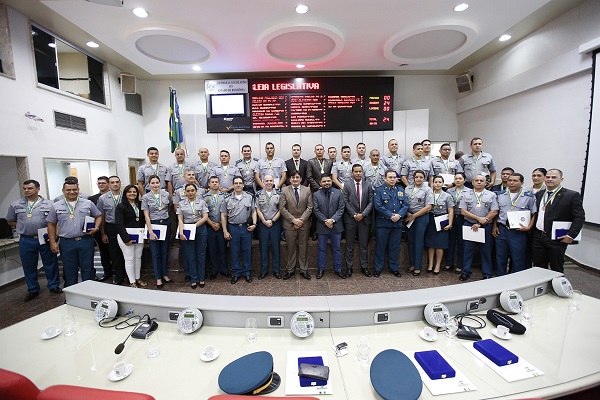 HOMENAGEM : Policiais recebem Medalha de Mérito Legislativo em sessão solene