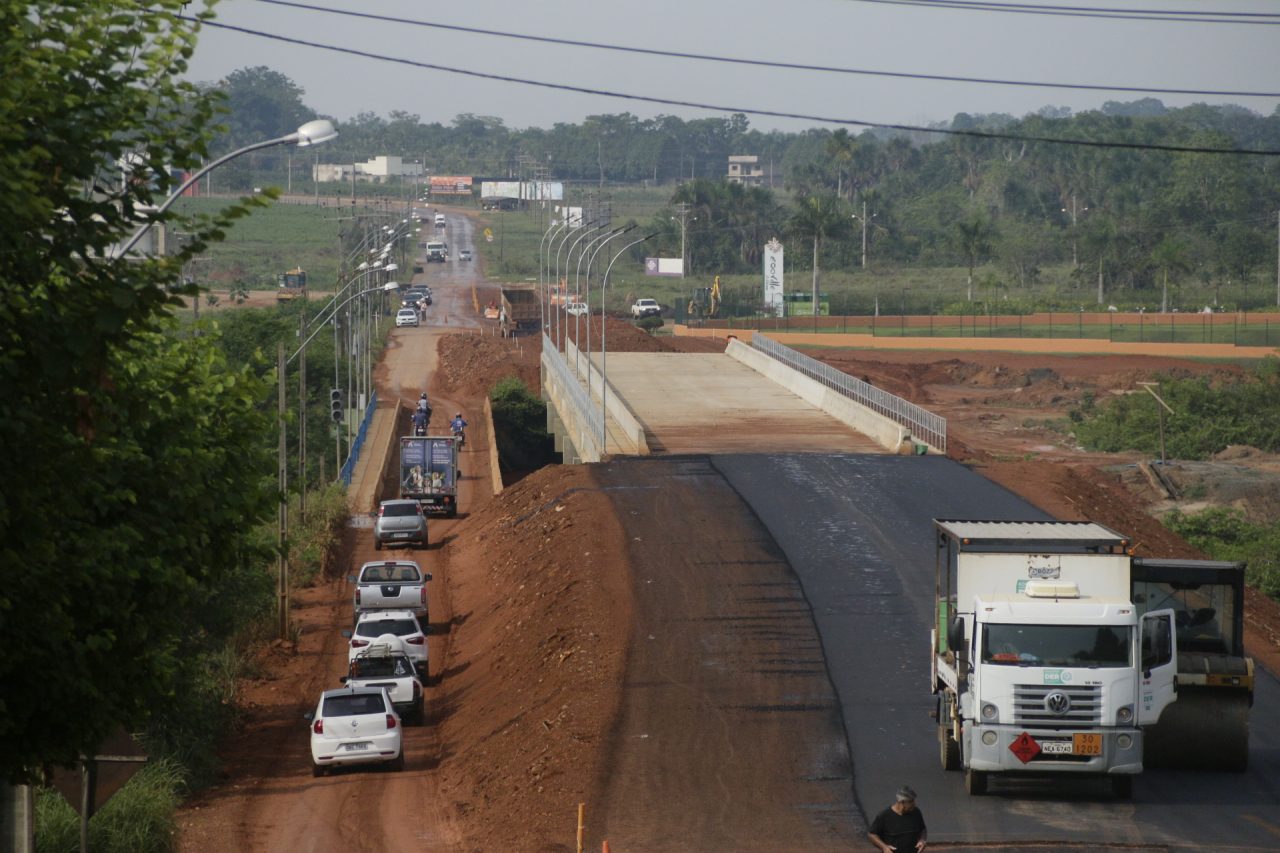 DESENVOLVIMENTO: Cabeceira da ponte sobre o rio Urupá, em Ji-Paraná, recebe asfaltamento