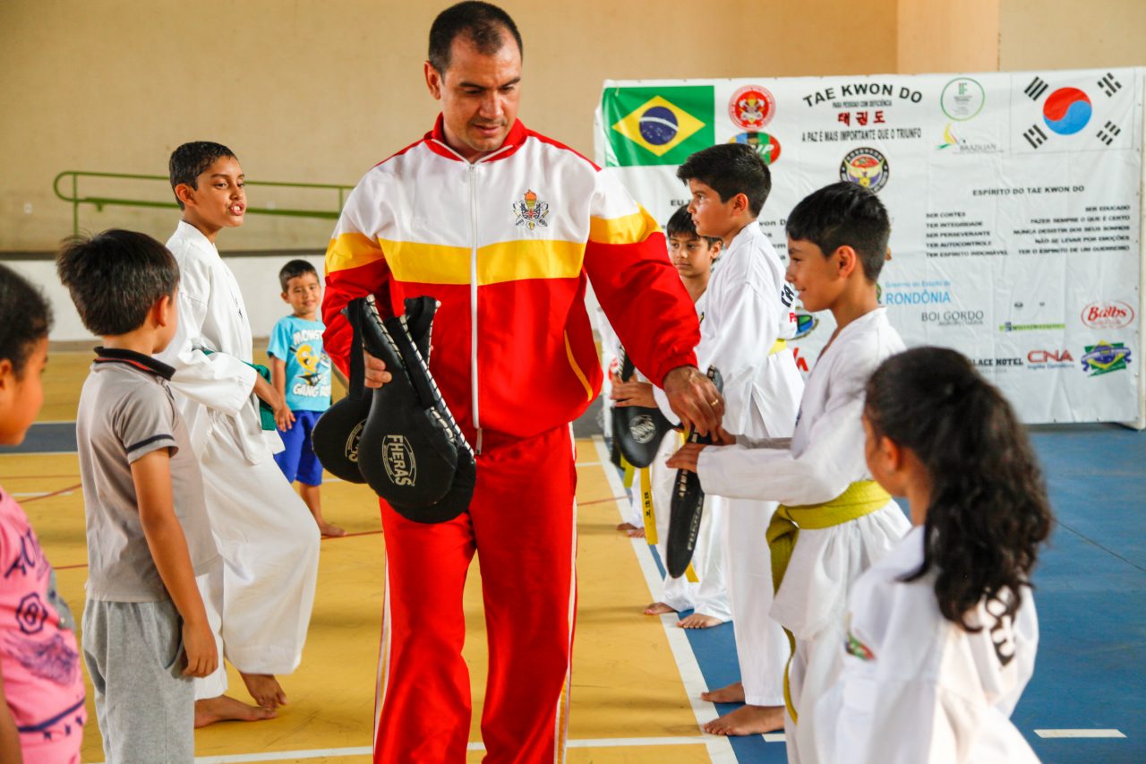 CHUTANDO BARREIRAS: Projeto Pegasus trabalha a inclusão de pessoas com ou sem deficiência física