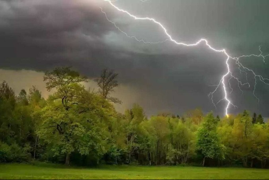 SEM CHANCE: Durante chuva, raio atinge casa e mata criança de três anos