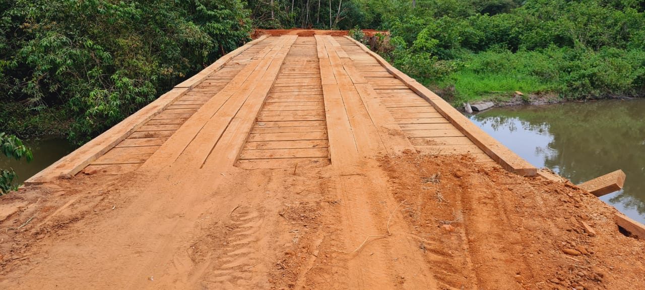 TRAFEGABILIDADE: Ponte de madeira sobre o rio Branco na RO-370 é recuperada pelo DER