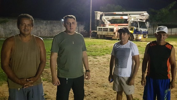 REPARO: Campo Poliesportivo recebe novas lâmpadas pela Emdur e Júnior Cavalcante