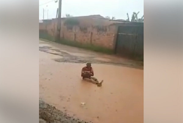 CENA DA CIDADE: Homem é visto tomando banho em poça de lama na zona Leste