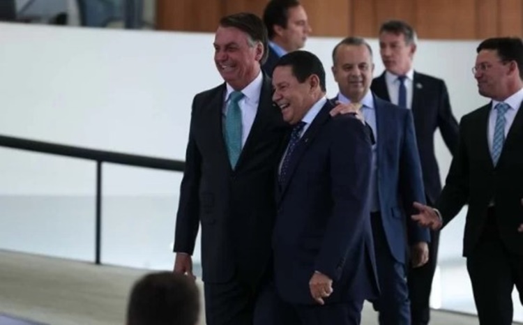 DUPLA: TSE absolve chapa Bolsonaro-Mourão e arquiva ações