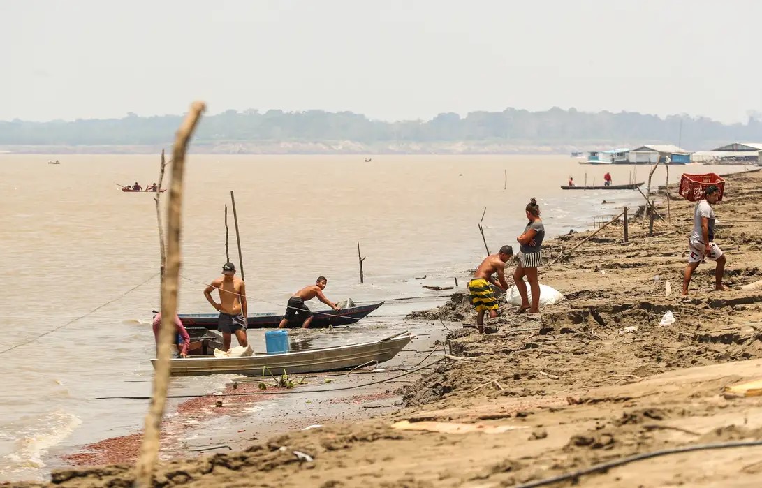 AÇÃO: Governo concede auxílio a pescadores afetados por seca na Região Norte