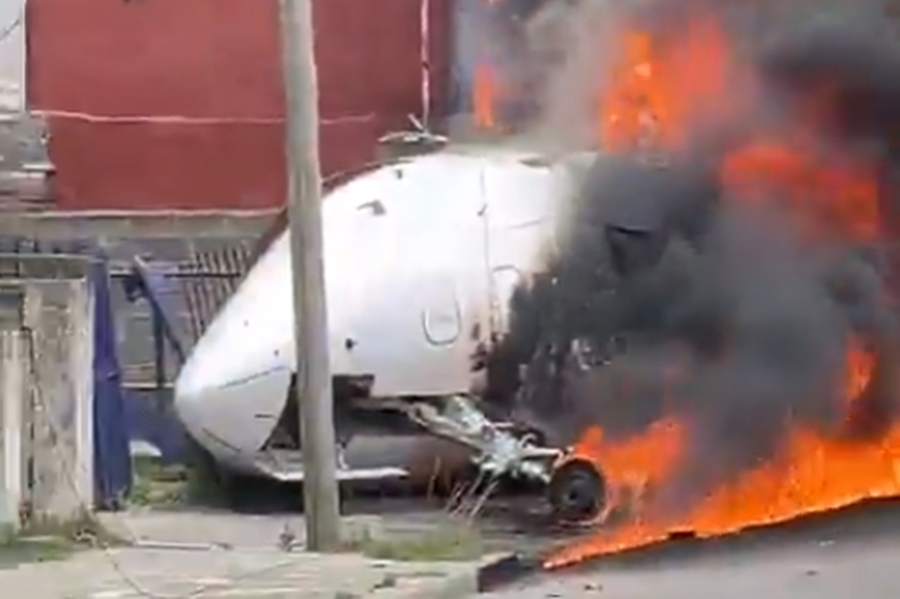 VÍDEO: Avião cai sobre casa ao tentar pousar em aeroporto 