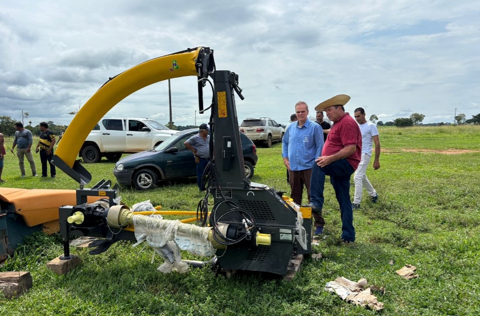 ALAN QUEIROZ: Deputado entrega ensiladeira de R$ 119 mil para Associação Apruth