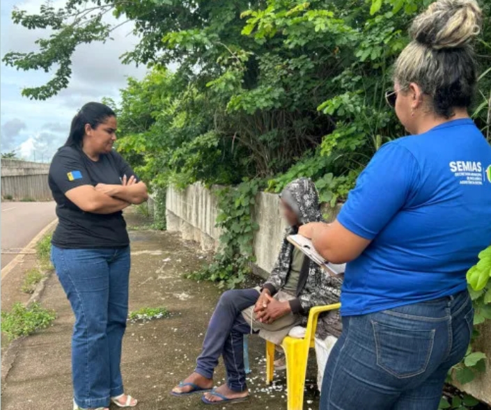 AMPARO: Prefeitura acompanha homem em situação de rua no viaduto da Campos Sales