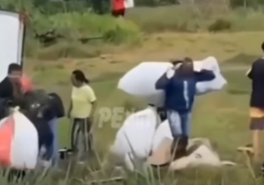 SEM SOCORRO: Caminhão com produtos do Mercado Livre capota e carga é saqueada