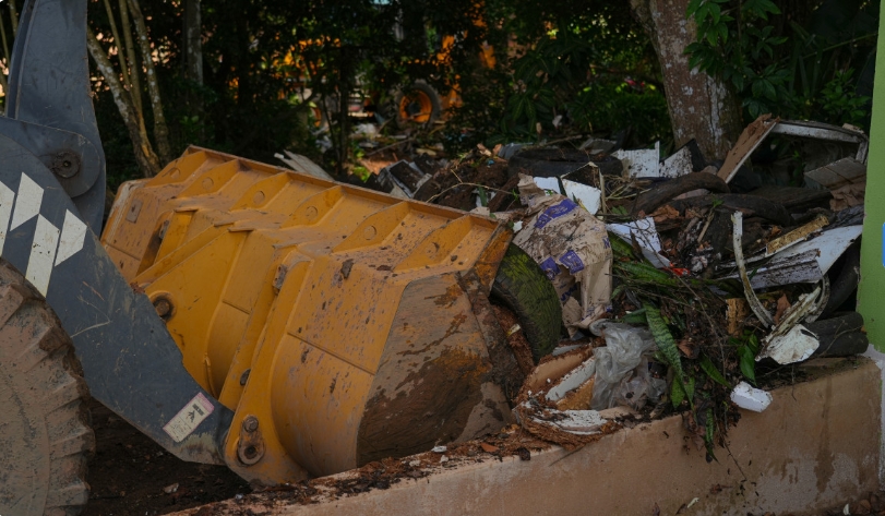 GESTÃO: Ação integrada limpa terreno que acumulava lixo há anos na capital
