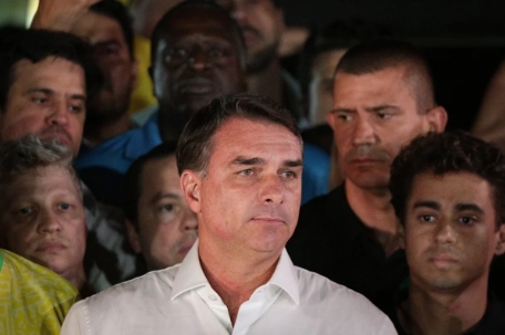 CONFIRMADO: Aliado de Trump diz que Flávio Bolsonaro chegou aos EUA 'em segurança'