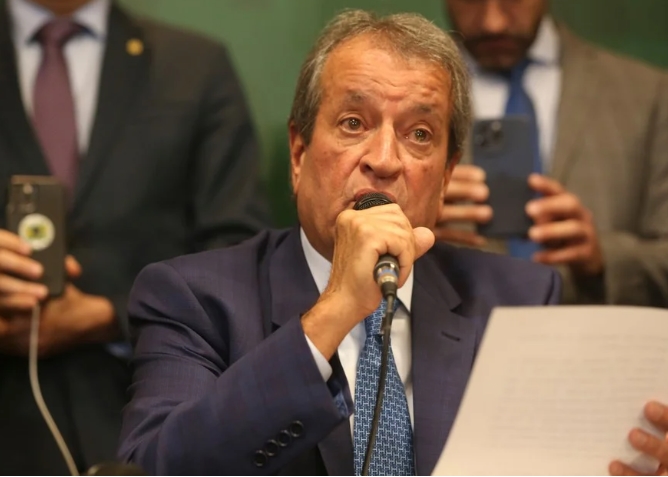 'NÃO APROVAMOS': Bolsonaro não sabia de viagem de Flávio aos EUA, diz Valdemar