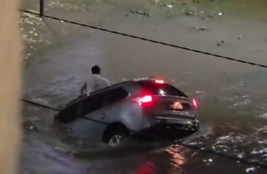 NA BAHIA: Motorista é engolido por água durante enxurrada; veja vídeo