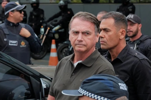 VIROU SPA: Defesa pede Smart TV e visita de pastor para Bolsonaro na PF