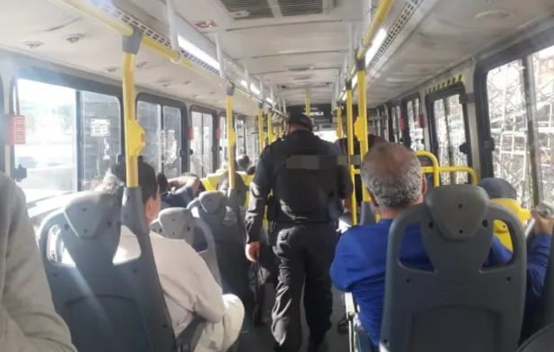 ROUBO: Motorista e vários passageiros são rendidos por criminoso dentro de ônibus