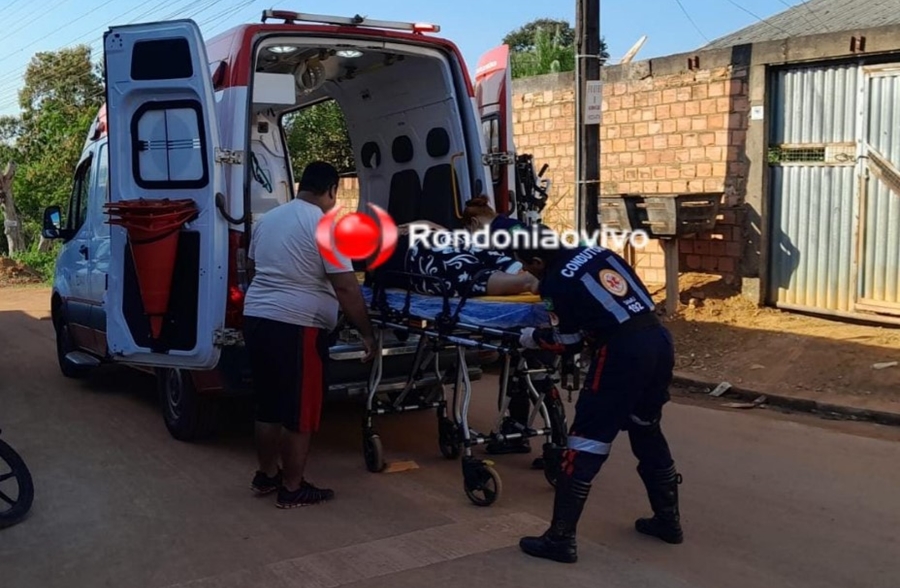 NA RAMPA: Servidora publica sofre fratura após cair de moto na frente de escola