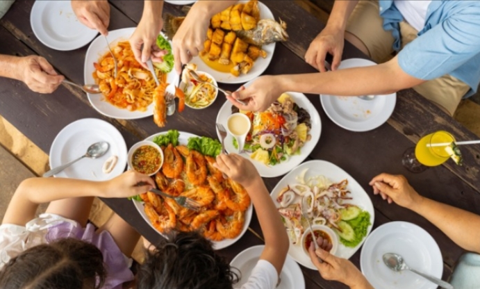 SERÁ QUE FAÇO?: 10 coisas que pessoas da classe média baixa fazem em restaurantes sem perceber 