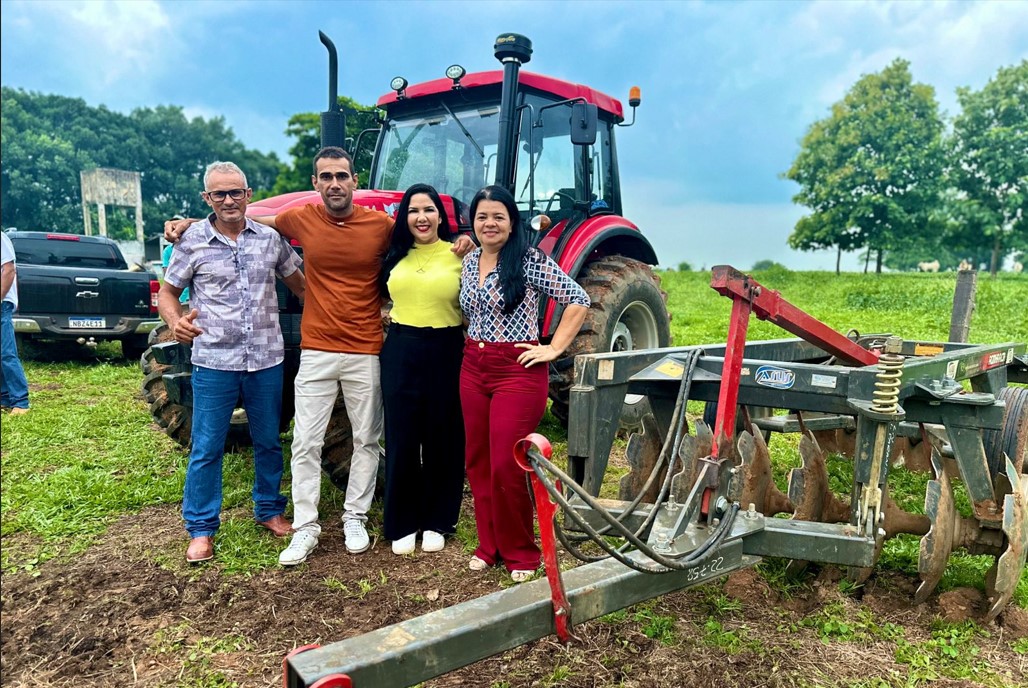 CRISTIANE LOPES: Deputada e Alan Queiroz entregam equipamentos agrícolas em Jaru