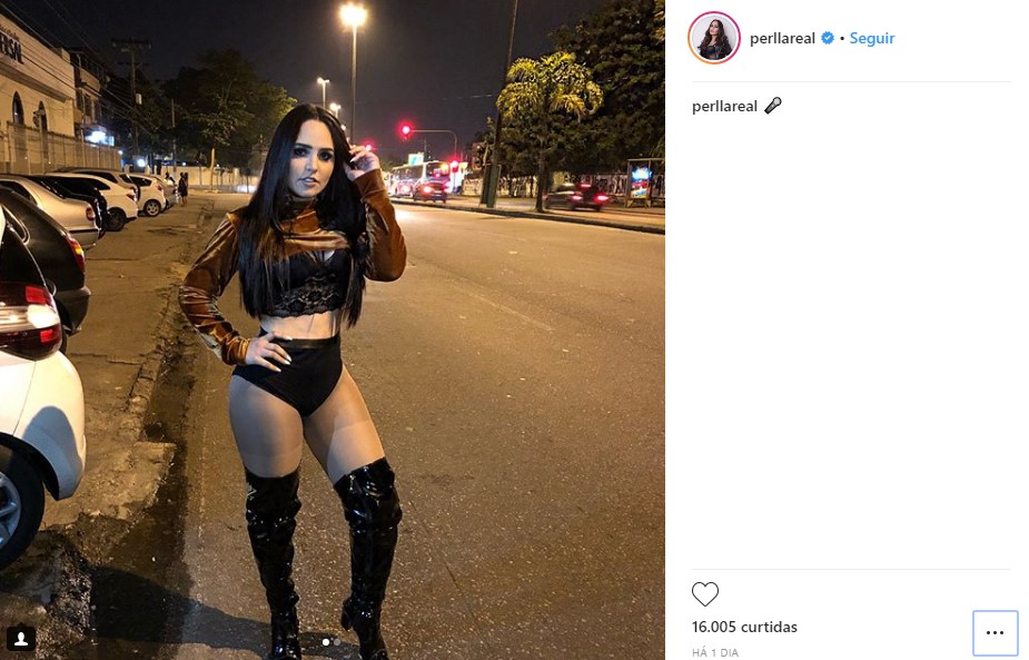 REDES SOCIAIS: Perlla tira foto sensual em frente à igreja evangélica e causa revolta