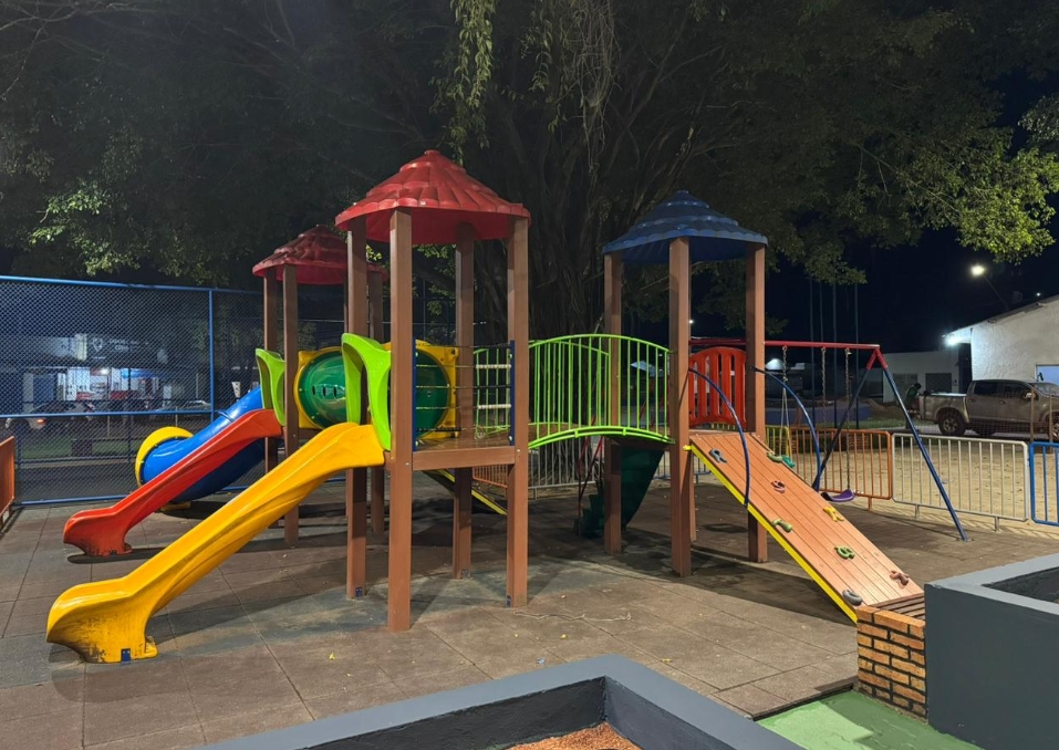 ELLIS REGINA: Praça do Cohab ganha playground viabilizado por emenda da vereadora