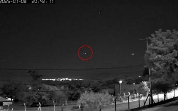 BRILHO ESTRANHO: Câmera registra aparição de OVNIs na noite de Piracicaba