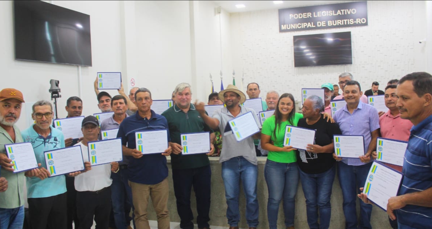 TAISSA SOUSA: Deputada homenageia produtores de cacau em Buritis